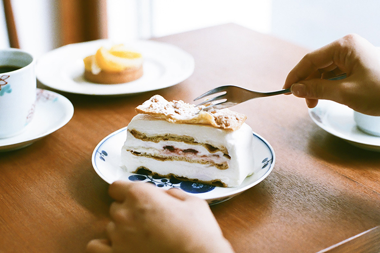 コーヒーとケーキの写真